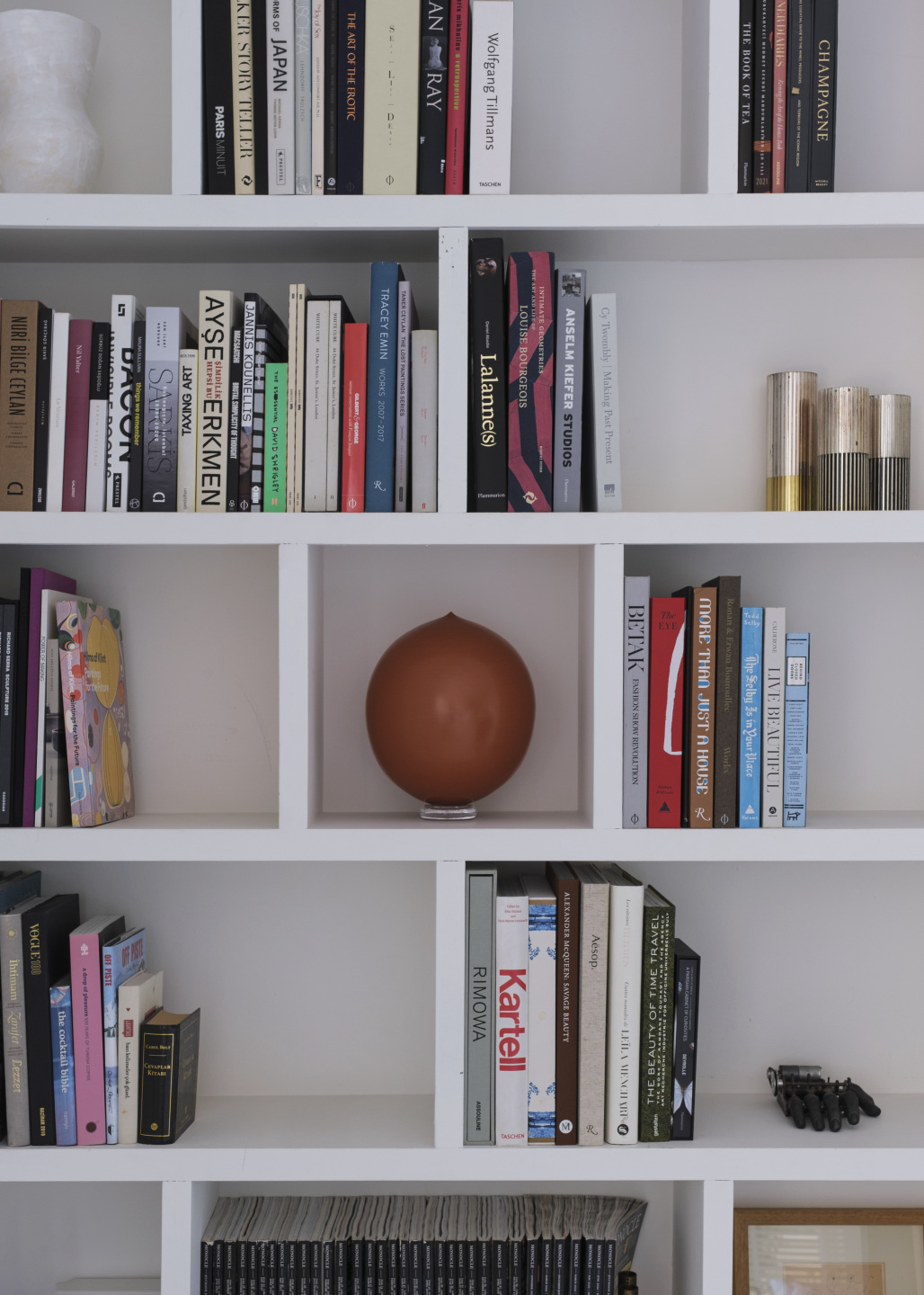 Ceramic piece installed in a bookshelf in the home.