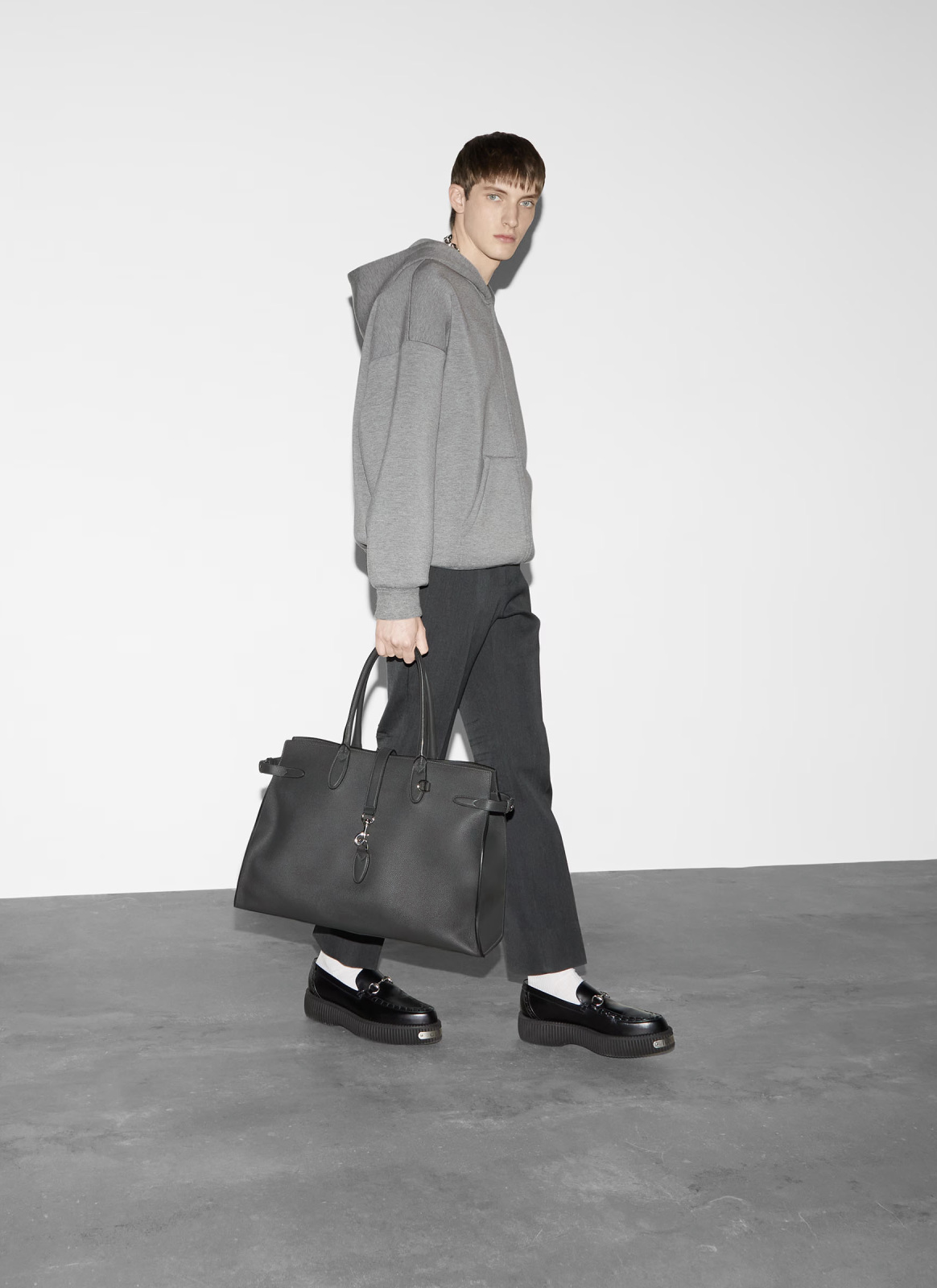 Large tote bag with hook closure