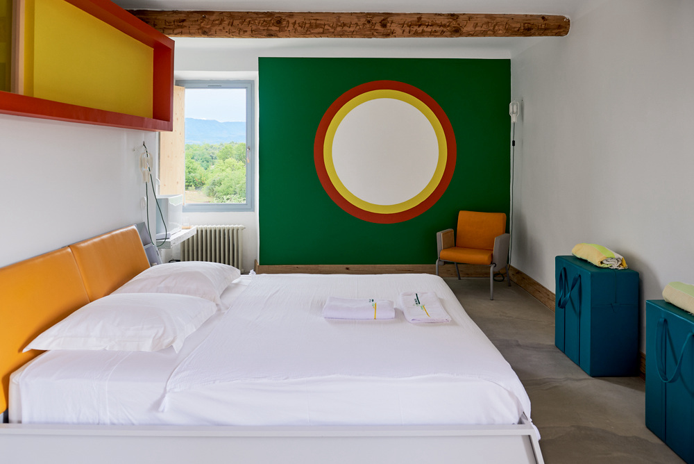 A La Ferme HI-Bride hotel bedroom.