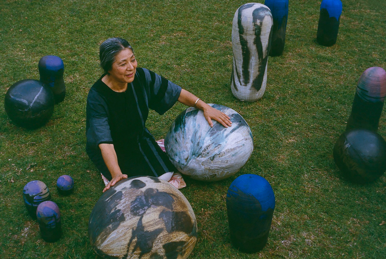 toshiko-takaezu-with-her-art-work