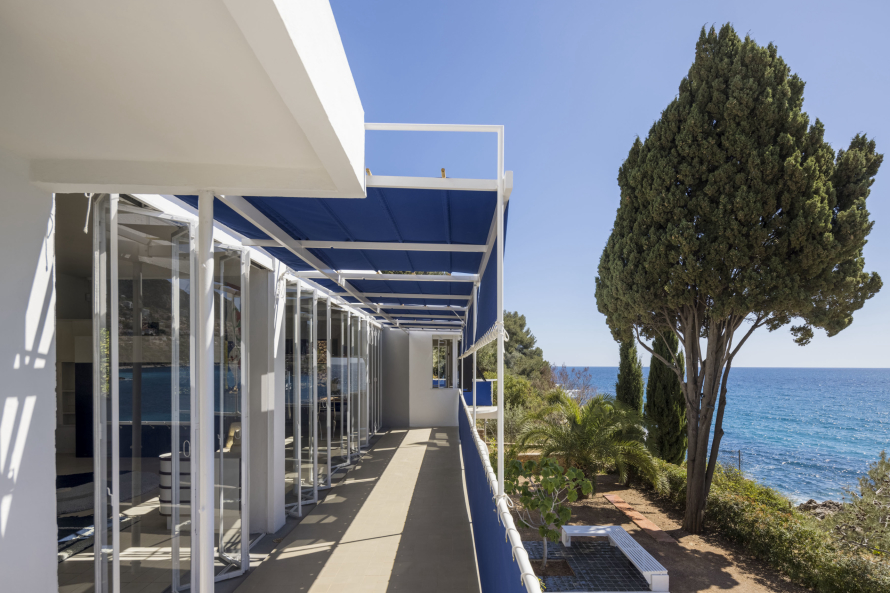 Balcony overlooking ocean