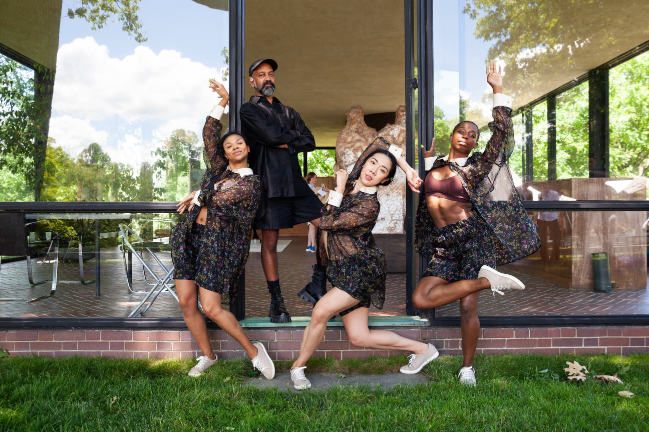 Brendan-Fernandes-posing-with-three-dancers