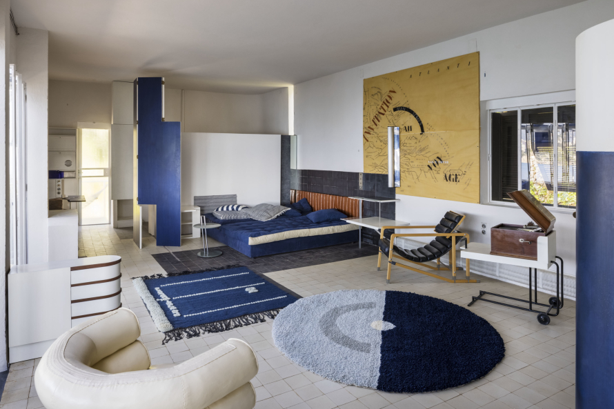 Bedroom decorated with contemporary pieces