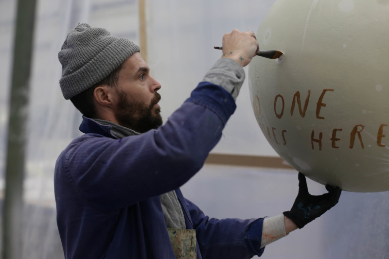 Oliver Jeffers painting "People live here"